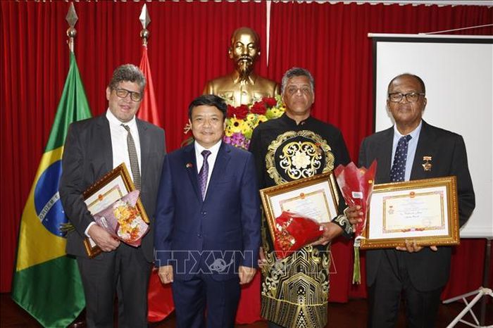 Từ trái sang: Ông Ricardo Almeida – Đại diện cho ông Miguel Pena, lãnh sự danh dự Việt Nam tại Bolivia; Đại sứ Bùi Văn Nghị; ông João Reis, lãnh sự danh dự Việt Nam tại bang Minas Gerais và nhà báo Valter Xéu, Giám đốc điều hành Tập đoàn Truyền thông Patria Latina tại buổi giao lưu. Ảnh: TTXVN phát
