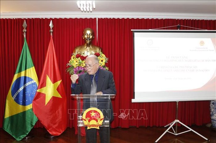 Tổng Thư ký Hội Hữu nghị Brazil-Việt Nam (ABRAVIET), Pedro de Oliveira phát biểu tại sự kiện. Ảnh: TTXVN phát