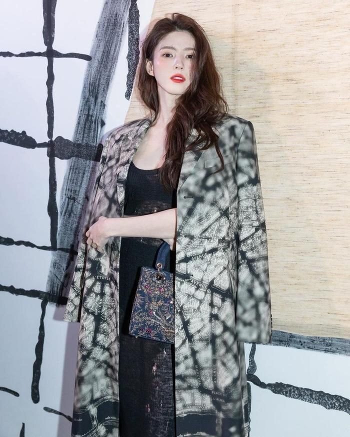 Mỗi lần xuất hiện ở các sự kiện, Han So Hee đều chiếm trọn "spotlight" bởi nhan sắc xinh đẹp, làn da trắng sáng cùng phong cách thời trang sang chảnh, quyến rũ. Ảnh: Instagram xeesoxee