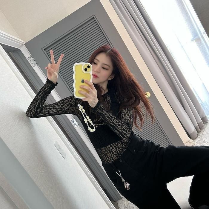 Han So Hee có những kiểu tạo dáng "sống ảo" khó ai có thể làm lại. Ảnh: Instagram xeesoxee
