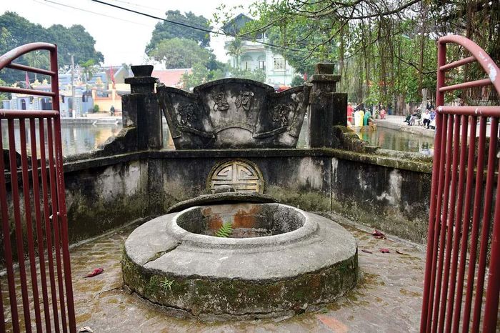 Giếng cổ làng Nôm với ý nghĩa đại tự: Uống nước nhớ nguồn.