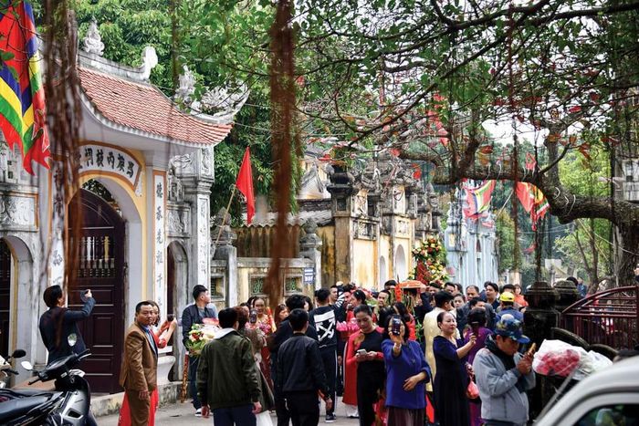 Các dòng họ làng Nôm về đình tế xuân, dâng lộc thánh.