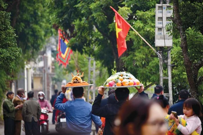 Hình ảnh thân quen đường làng Nôm ngày hội làng dịp xuân mới.