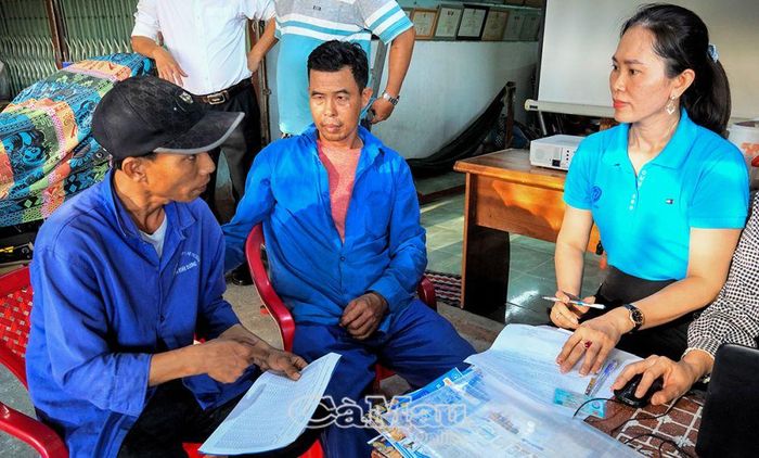 Người lao động tại Nghiệp đoàn bốc xếp Phường 7, TP Cà Mau tham gia BHXH tự nguyện sau khi được tuyên truyền.