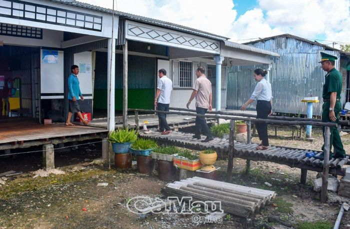 Chào mừng đại hội, Ủy ban MTTQ Việt Nam các cấp đẩy mạnh hoạt động vì người nghèo, góp phần thực hiện hiệu quả chính sách an sinh xã hội. Ảnh: MTTQ huyện Ngọc Hiển quan tâm thăm hỏi gia đình mới thoát nghèo tại xã Tam Giang Tây.