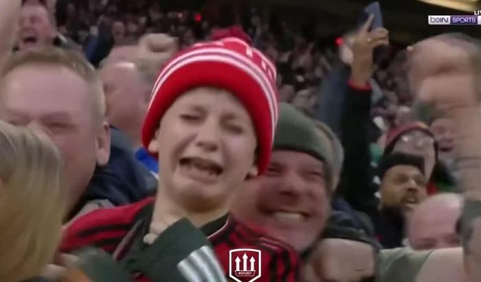  Một số CĐV của Man Utd bật khóc sau pha lập công của sao trẻ sinh năm 2002. Trước đó, MU phung phí quá nhiều cơ hội và chỉ còn cách loạt luân lưu thời gian tính bằng giây. 