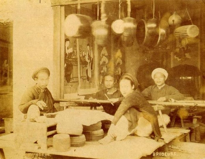 Nghề thêu gắn bó với nghề vẽ, nhưng cũng gắn với nghề làm trống, vì có rất nhiều đồ thêu phục vụ thờ phụng và lễ hội
