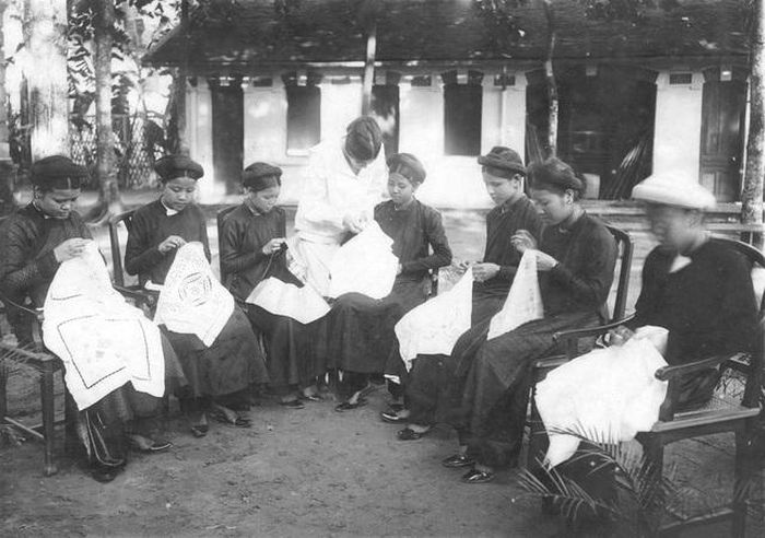 Một lớp học thêu ren và móc đăng-ten theo kiểu Tây