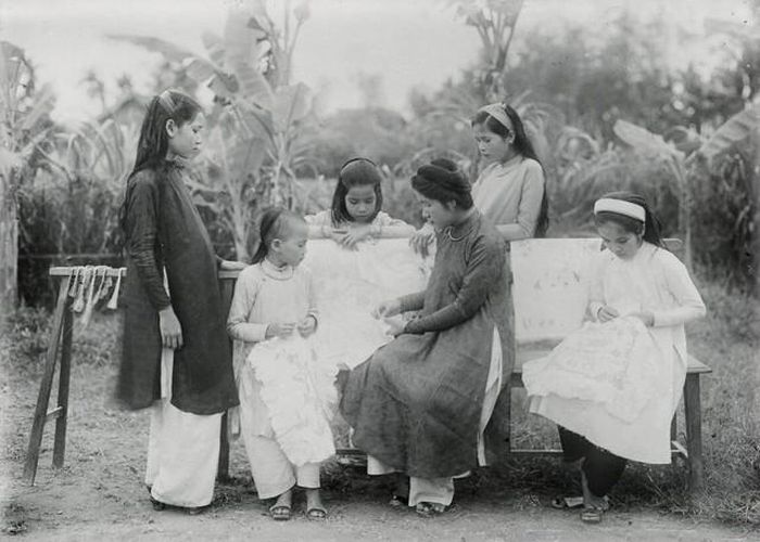 Mẹ con, chị em dạy nhau