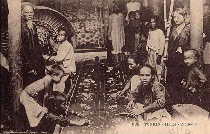Thợ thêu truyền thống gắn với nghề làm lọng và các loại đồ thờ bằng vải