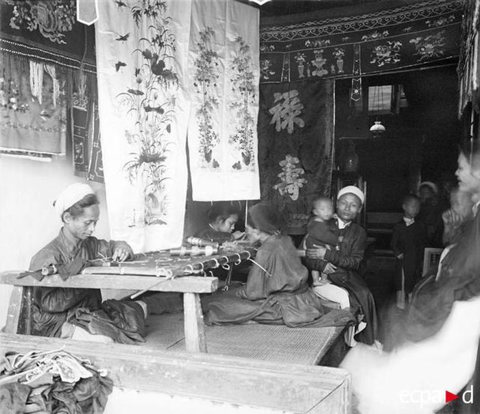 Gia đình thợ thêu với sản phẩm là tranh và các bức trướng