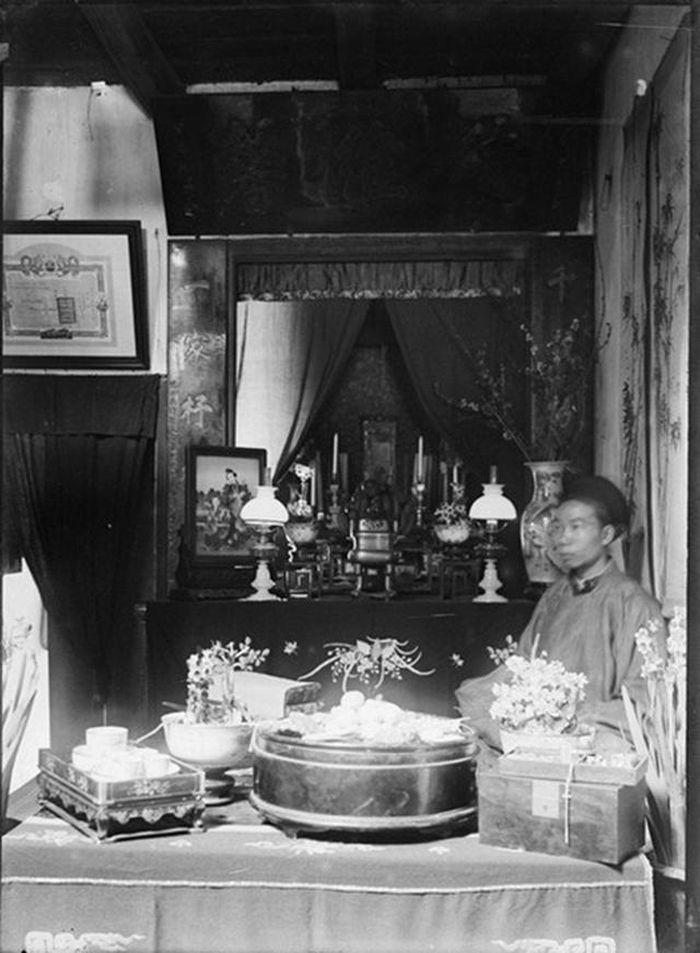 Thợ thêu Phan Văn Khoan bên ban thờ gia tiên Tết 1898. Ảnh của Salles (1860 - 1929)