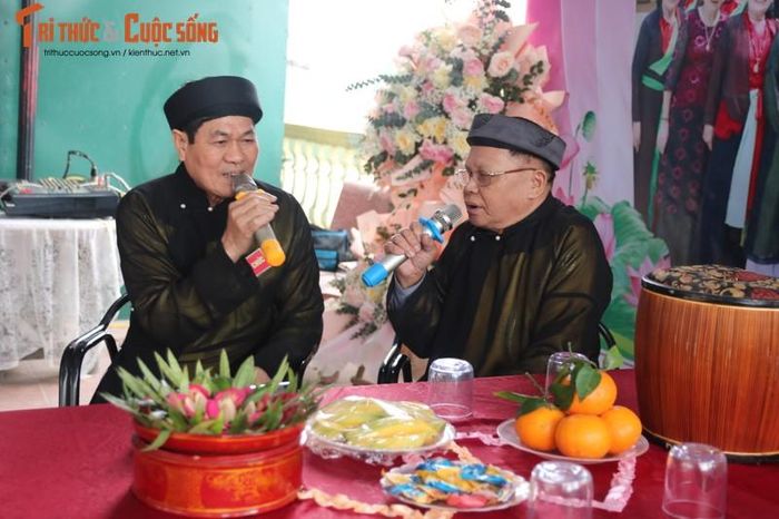  Ông Nguyễn Trọng Cau (trái), Chủ tịch Câu lạc bộ Quan họ Châm Khê hát quan họ trong ngày Hội chùa Bùi. Ảnh: Mai Loan.
