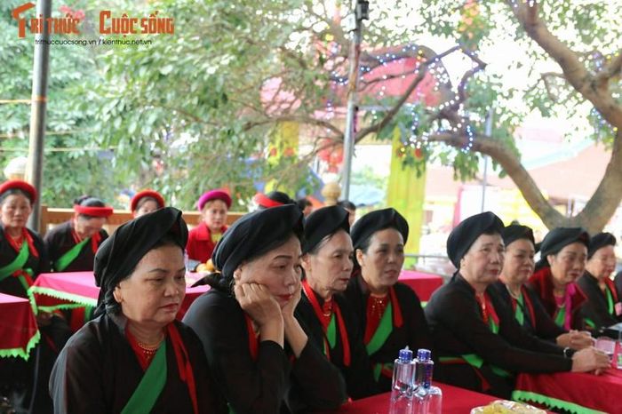  Những liền chị làng Châm Khê - những người đã góp phần giữ di sản quan họ cho đời sau. Ảnh: Mai Loan.