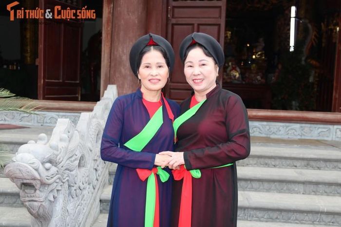  Bà Nguyễn Thị Thắm (phải) và bà Nguyễn Thị Lập có một tình yêu tha thiết, sâu nặng với quan họ. Ảnh: Mai Loan.