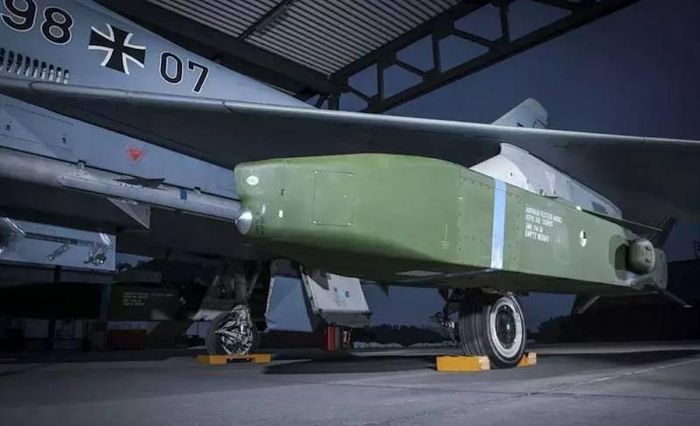 Tên lửa Taurus của Đức dưới cánh tiêm kích Eurofighter Typhoon.