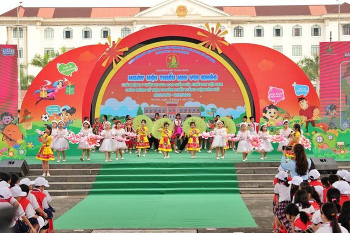 Quảng cảnh ngày hội