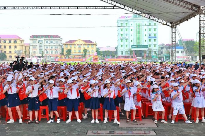 Các em thiếu nhi tham gia đồng diễn trong ngày hội