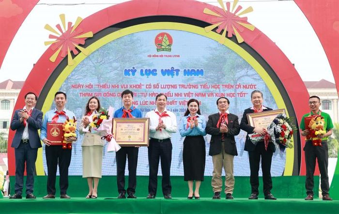 Tổ chức Kỷ lục Việt Nam trao xác lập kỷ lục cho Hội đồng Đội Trung ương