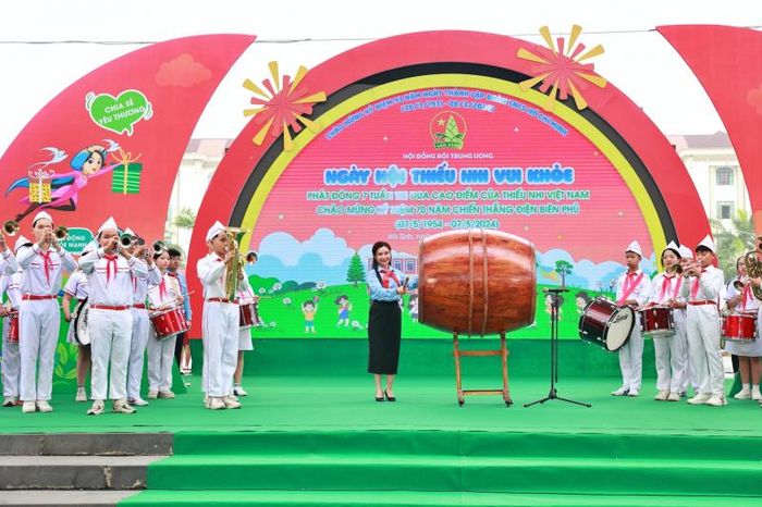 Bí thư Trung ương Đoàn, Chủ tịch Hội đồng Đội Trung ương Nguyễn Phạm Duy Trang đánh trống mai mạc ngày hội