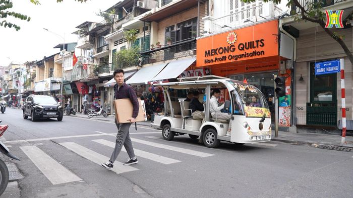 Với Quang, vẽ trực họa như một cách anh ghi chép, lưu giữ lại Hà Nội của riêng mình ở hiện tại.