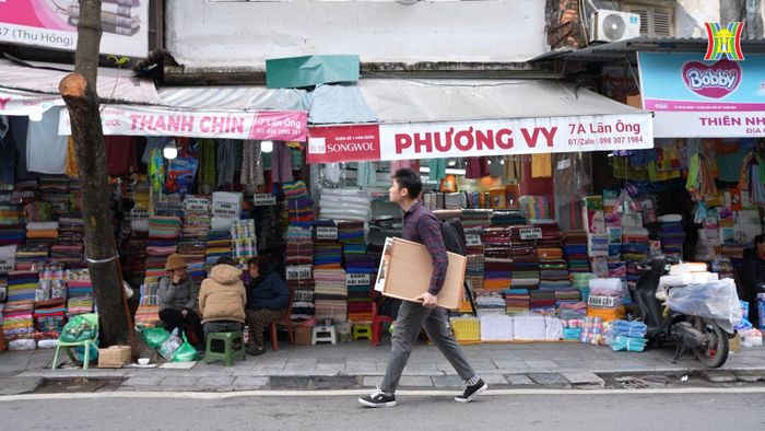 Anh là một kiến trúc sư, họa sĩ vẽ tranh trực họa tại Hà Nội