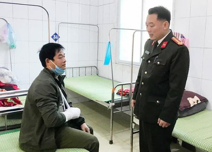 Công an huyện Lạc Sơn thăm hỏi Công an viên Bùi Văn Thành bị thương trong lúc truy bắt tội phạm.
