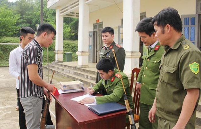 Tiếp nhận súng tự chế do người dân giao nộp.