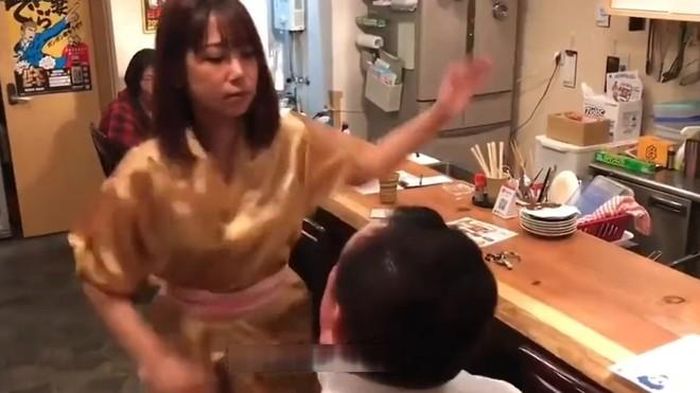 Ban đầu nhiệm vụ này do một nhân viên mặc kimono thực hiện