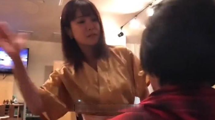 Tuy nhiên, nhà hàng đã nhanh chóng cung cấp thêm dịch vụ "ăn tát" từ các cô gái xinh đẹp và thu hút lượng lớn thực khách hiếu kỳ