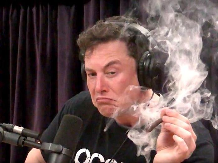  Elon Musk từng hút cần sa trong cuộc phỏng vấn với Joe Rogan năm 2018. Hình ảnh này khiến Tesla gặp rắc rối vì bị điều tra sau đó. Ảnh: YouTube. 