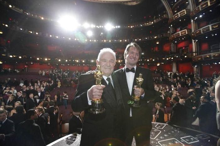 David Seidler (trái) và đạo diễn Tom Hooper ăn mừng chiến thắng của “The King’s Speech” tại Oscar 2011