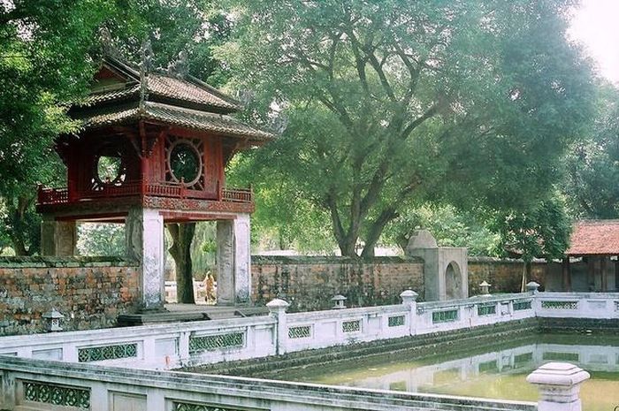 Giếng Thiên Quang ở đằng trước Khuê Văn Các trong khuôn viên Văn Miếu - Quốc Tử Giám (Hà Nội). Ảnh tư liệu