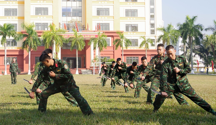 Bài quyền với dao găm. 