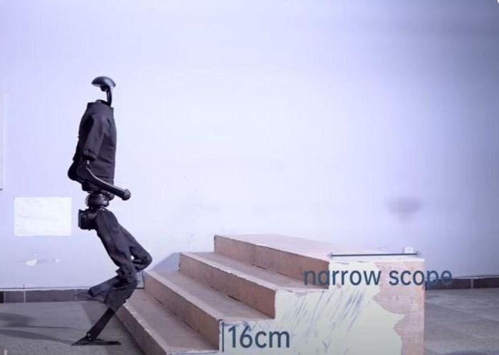 Robot H1 điều hướng bằng công nghệ 3D LIDAR để liên tục lập bản đồ môi trường xung quanh theo 360 độ trong khi sử dụng camera độ sâu hình ảnh phía trước để đánh giá khoảng cách.