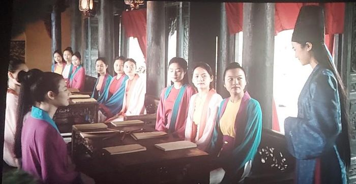 Đoàn Thị Điểm vào phủ chúa dạy cung nữ. Ảnh: Bình Thanh.
