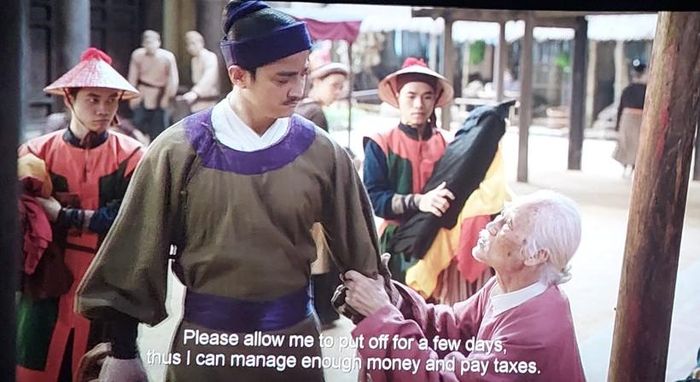 Phân cảnh quan thu thuế trong phim 'Hồng Hà nữ sĩ'. Ảnh: Bình Thanh.