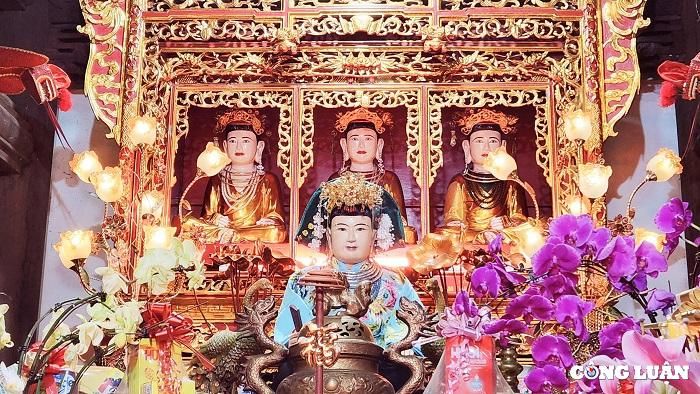  ...tiếp đến là tượng Quốc mẫu Anh linh được đặt trong khám sơn son thiếp vàng, nét mặt hiền từ phúc hậu, gần gũi mà huyền bí linh thiêng. Trên cùng là ban thờ Tam tòa Thánh Mẫu. 