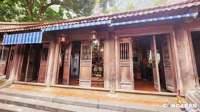  Đền Thung Lá có kiến trúc kiểu "Tiền nhị, hậu Đinh" – Hán tự. Tiền bái ba gian mở ra ba cửa, không có hiên, trên đắp lưỡng long chầu nguyệt, phía sau thông với hậu cung. 