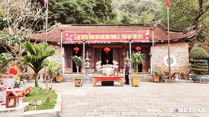  Đền Thung lá là nơi thờ Mẫu Hậu của vua Đinh Tiên Hoàng và thờ Vương Bà bí ẩn đã có nhiều công lao giúp vua Đinh dẹp loạn 12 sứ quân. 