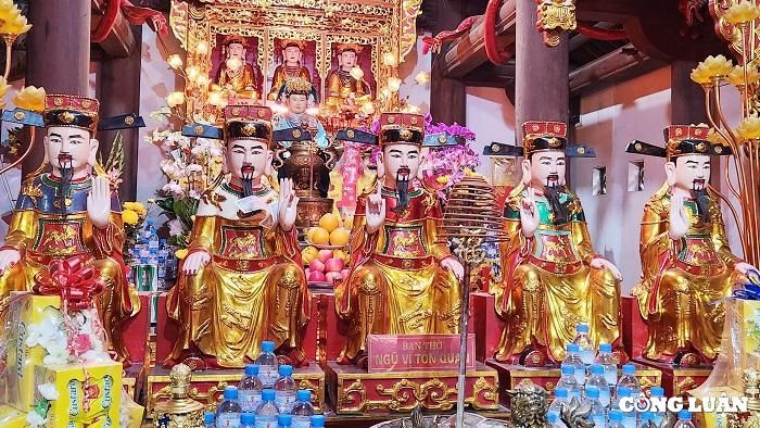  Bên trong Hậu cung phía trước thờ Công đồng các Quan... 