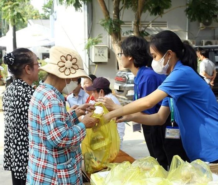 Ban tổ chức phát cơm miễn phí cho người dân đến khám bệnh