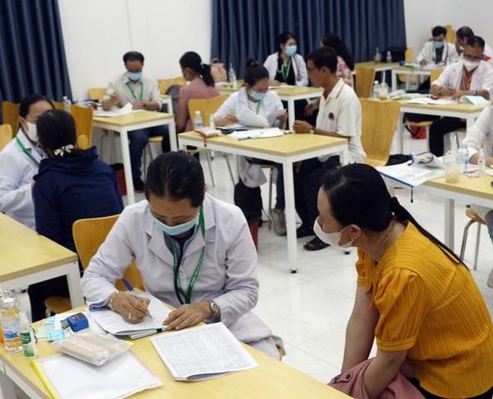 Bác sĩ khám bệnh tổng quát cho người dân