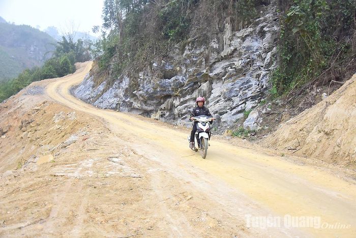 Đường từ thôn Ngòi Nghìn, xã Đạo Viện kết nối với thôn Khau Làng, xã Kiến Thiết (Yên Sơn) đang chuẩn bị đổ bê tông.