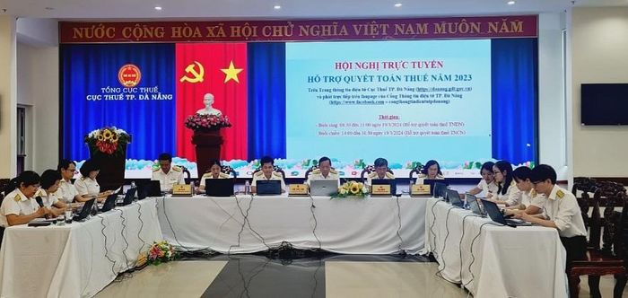 Lãnh đạo Cục Thuế TP. Đà Nẵng cùng đại diện lãnh đạo các phòng chuyên môn, các chi cục thuế giải đáp các vướng mắc của NNT.