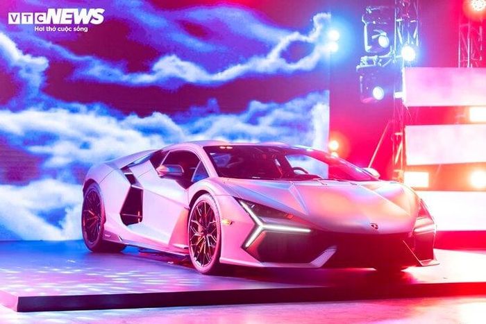 Lamborghini Revuelto là mẫu xe lai điện đầu tiên của hãng siêu xe Ý.