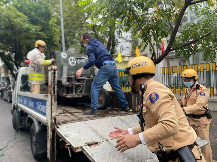 Cảnh sát giao thông thu giữ một phương tiện vi phạm.