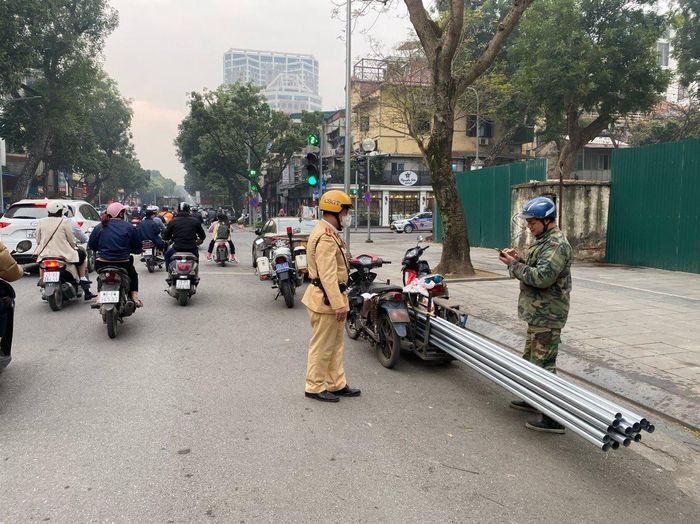 Một trường hợp chở hàng cồng kềnh bị kiểm tra.