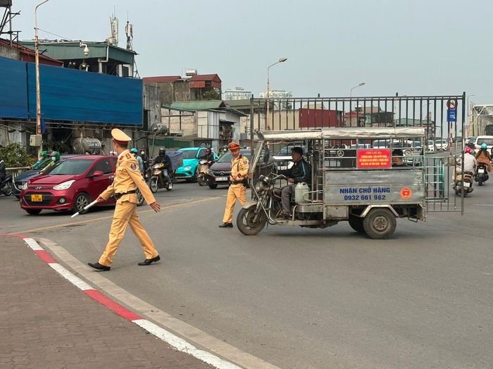 Kiểm tra một trường hợp xe ba gác đi qua cầu Chương Dương.