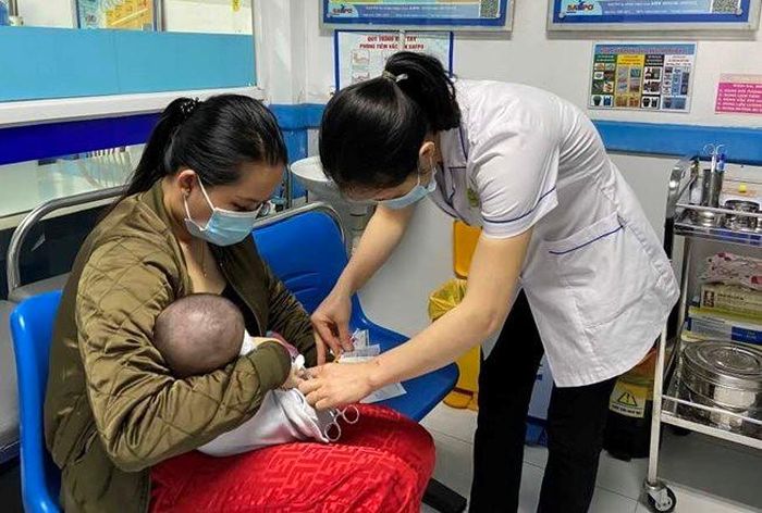Tiêm vắc xin phòng bệnh chủ động cho trẻ.